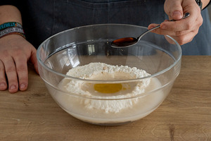 Salz, Öl und Honig zugeben
