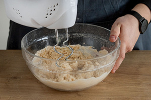 Teig mit Rührgerät rühren