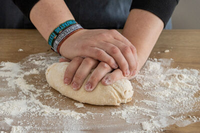 Pizzateig per Hand kneten