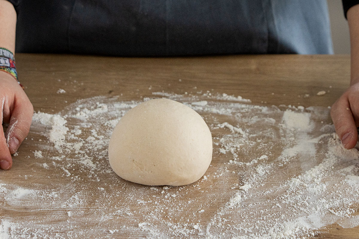 Pizzateig zur Kugel formen und ruhen lassen