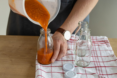 Tomatensauce in Glas geben