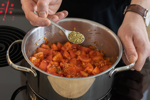 Tomatensauce würzen