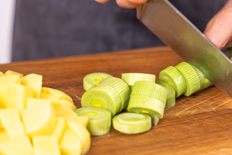 Lauch in Ringe schneiden