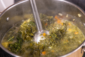 Grünkohlsuppe pürieren