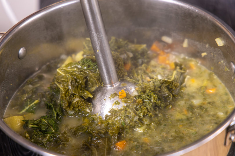 Grünkohlsuppe pürieren