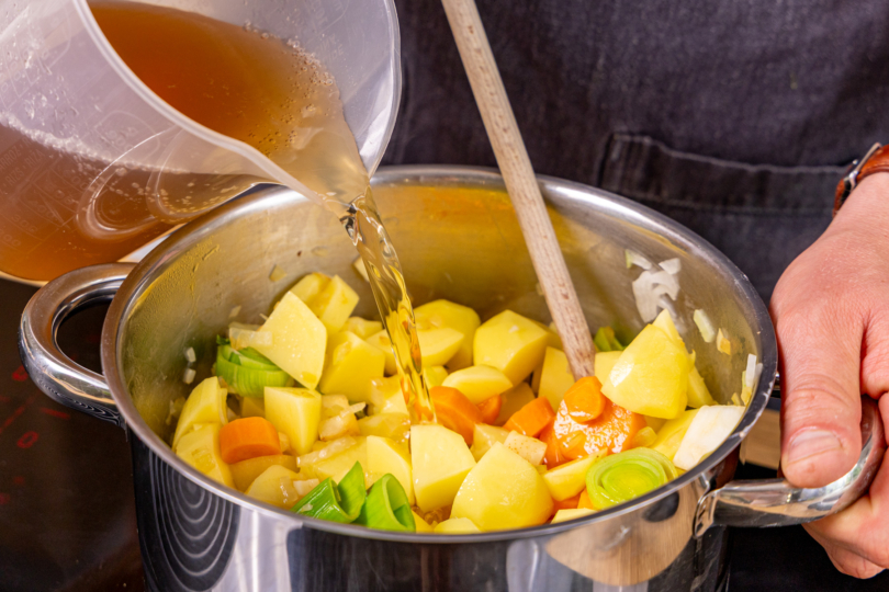 Gemüse mit Brühe aufgießen