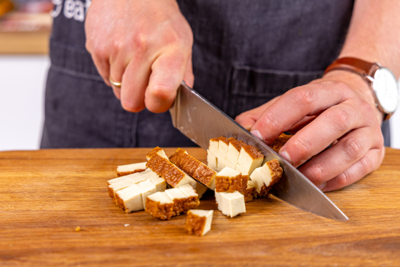 Räuchertofu in Würfel schneiden