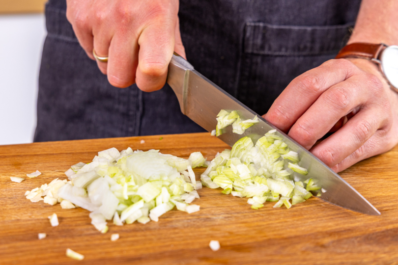 Zwiebel und Knoblauch würfeln