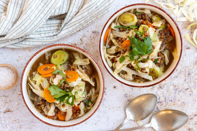 Vegane Spitzkohlsuppe mit Berglinsen