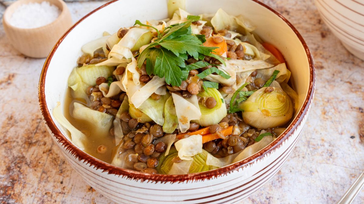 Vegane Spitzkohlsuppe mit Berglinsen
