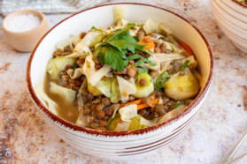 Vegane Spitzkohlsuppe mit Berglinsen