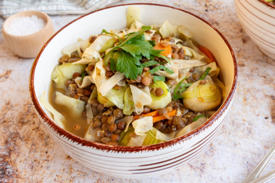 Vegane Spitzkohlsuppe mit Berglinsen