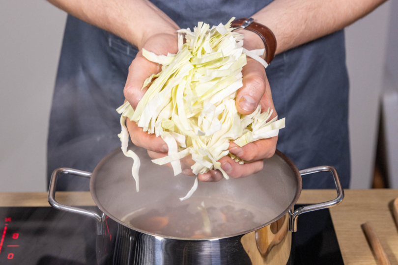 Spitzkohl in den Topf geben