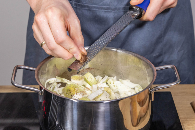 Vegane Spitzkohlsuppe mit Berglinsen würzen