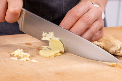 Knoblauch und Ingwer schneiden