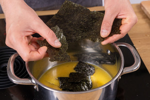 Nori-Blatt dazuzupfen
