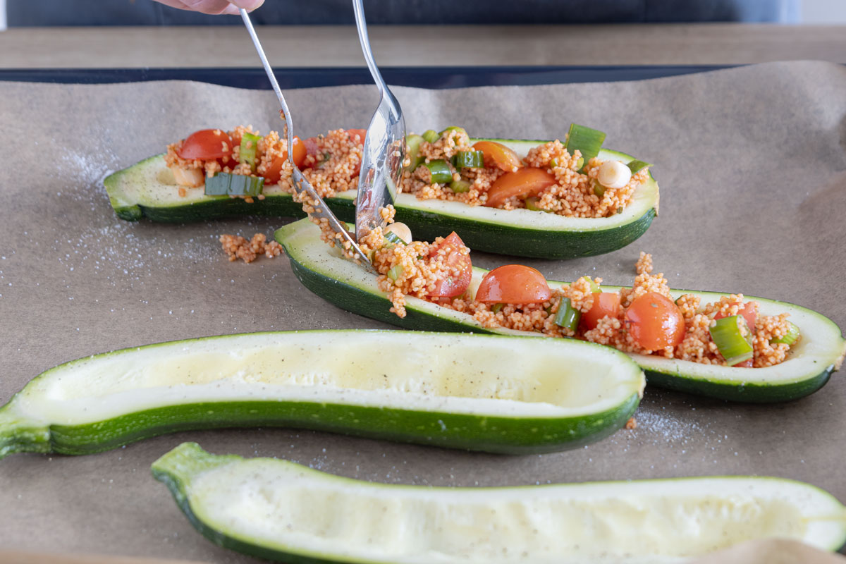 Gefüllte vegetarische Zucchini mit Couscous | Rezept - eat.de