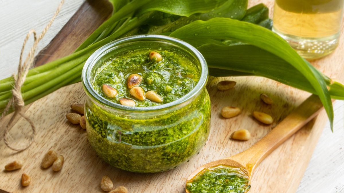 Veganes Bärlauchpesto mit Pinienkernen selber machen | Rezept - eat.de