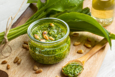 Veganes Bärlauchpesto mit Pinienkernen