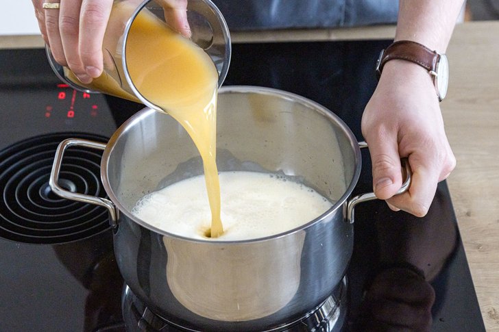 Birnensaft in den Topf gießen