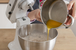 Butter zum Teig geben