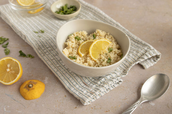 Couscous mit frischen Kräutern und Zitrone