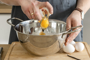 Eier aufschlagen