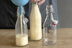 Eierlikör in Flaschen füllen
