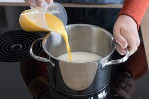 Eierlikör zur Milch geben