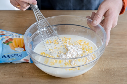 Puddingpulver mit Milch glatt rühren