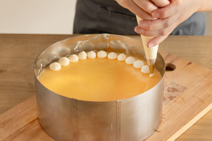 Eierlikörtorte dekorieren
