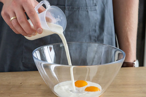 Milch zu Eiern gießen