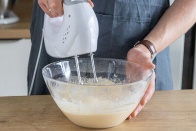 Teig für Eierpfannkuchen verrühren