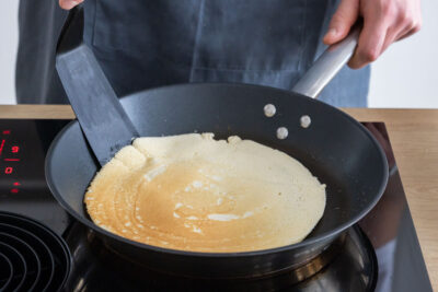 Eierpfannkuchen wenden