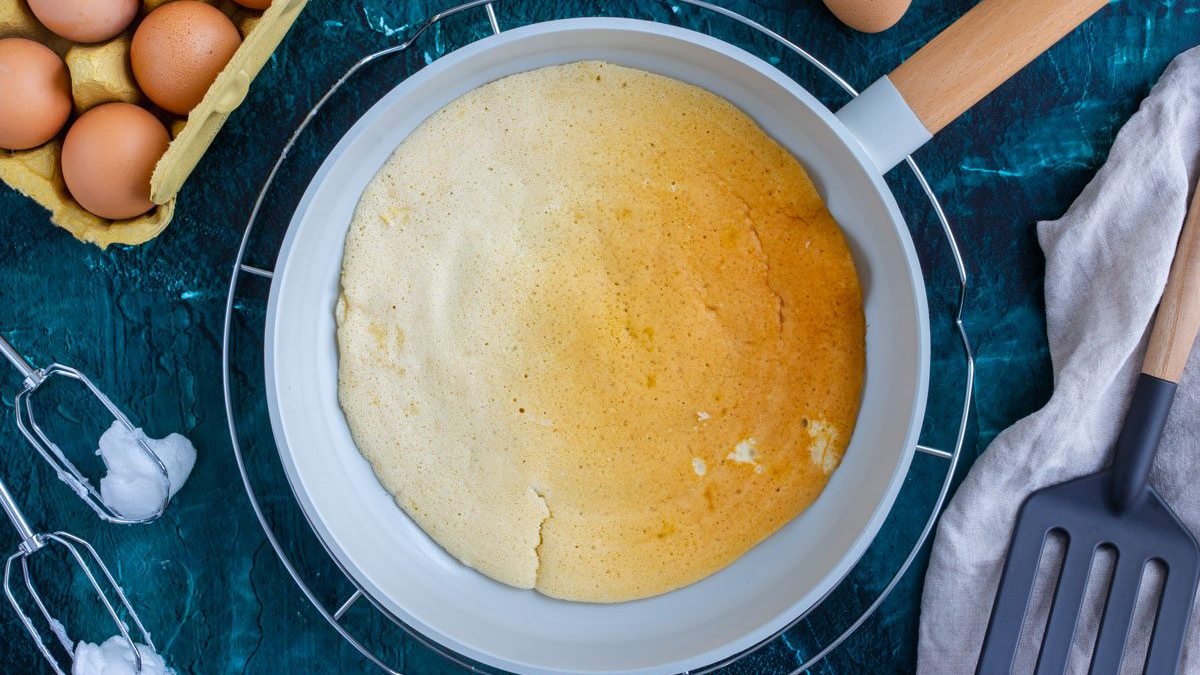 Fluffige Eierpfannkuchen mit Eischnee | Rezept - eat.de