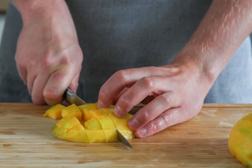 Mango klein schneiden
