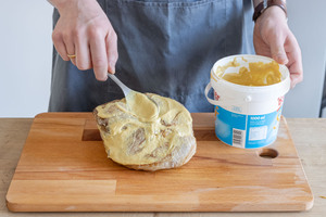 Schweinebraten mit Senf einreiben