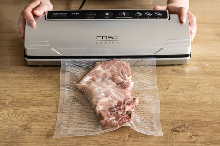 Das abgewaschene Fleisch wird einvakuumiert.