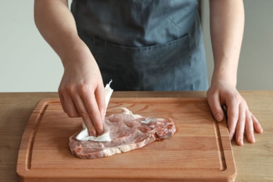 Mit einem Küchentuch das gewaschene Fleisch sorgfältig abtupfen.