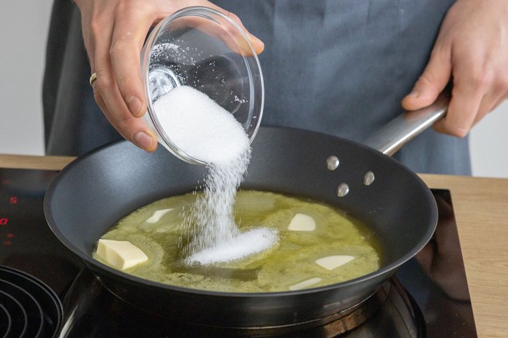 Zucker zur Butter geben