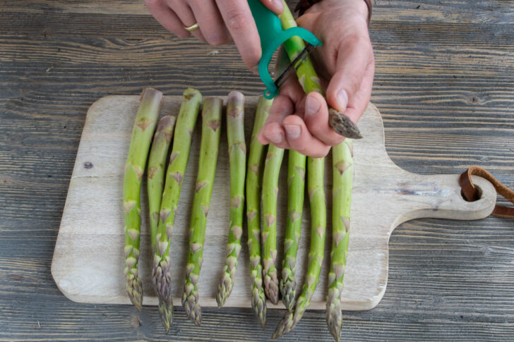 Grünen Spargel schälen