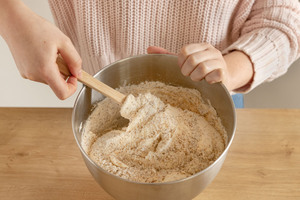 Haselnüsse unter Eischnee heben