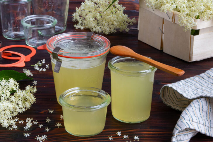 Holunderblütengelee mit Wasser und Zitrone