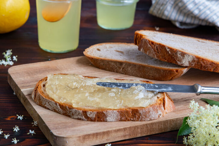 Holunderblütengelee mit Wasser und Zitrone