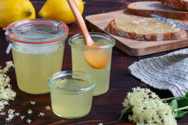 Holunderblütengelee mit Wasser und Zitrone