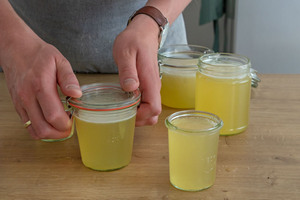 Gläser mit Holunderblütengelee verschließen