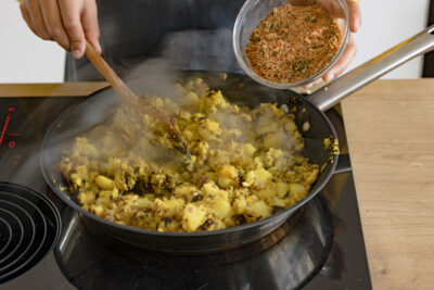 Kartoffeln mit Gewürzen anbraten