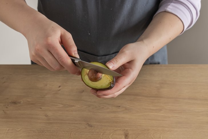 Avocado entkernen