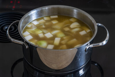 Kohlrabi und Zwiebeln kochen