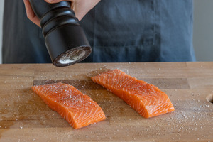 Lachsfilets salzen und pfeffern